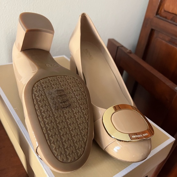 Michael Kors Pauline Flex Mid Pump Patent Leather - Nude, Size US 8.5M - Picture 4 of 4